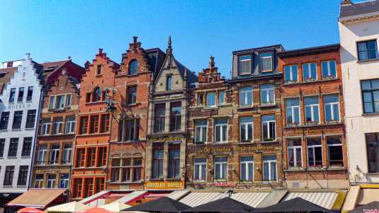Antwerpen besitzt viele dieser Häuserzeilen mit historischen Bauwerken im Stadtkern historische bauwerke, belgien, antwerpen