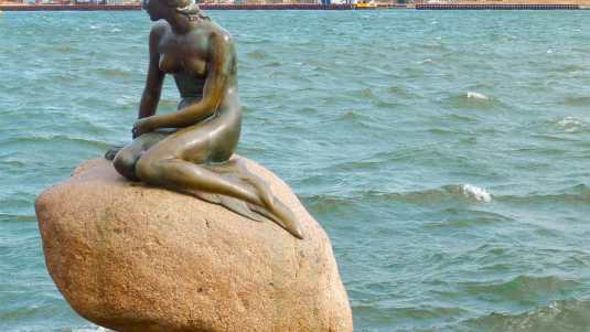 Die kleine Meerjungfrau ist eine Hommage an ein Märchen von Hans-Christian Andersen. Neben dieser charmanten Nixe bietet Kopenhagen zahlreiche historische Bauwerke historische bauwerke kopenhagen, historische gebäude kopenhagen, sehenswürdigkeiten in kopenhagen
