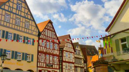 Diese Fachwerk-Häuserzeile gehört zu den historischen Bauwerken in Bad Orb historische bauwerke Bad Orb, historische gebäude Bad Orb, sehenswürdigkeiten in Bad Orb