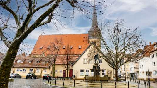 Bei Ausgrabungen wurde festgestellt, der Keller der ehemaligen Neustädter Schänke zieht sich bis unter die Lambertikirche historische bauwerke, deutschland, hildesheim, lambertikirche, st.-lamberti-kirche
