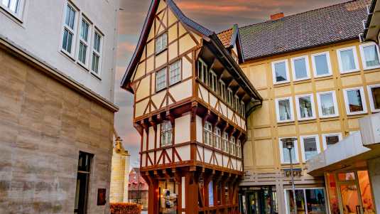 Dieses wunderschöne Fachwerkhaus in Hildesheim wurde im II. Weltkrieg zerstört und erst 2010 neu errichtet historische bauwerke, deutschland, hildesheim, umgestülpter Zuckerhut