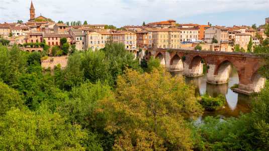 Die alte Brücke von Albi (Pont Vieux) überspannt den Fluss Tarn und ist eine der Sehenswürdigkeiten, die Albi so besonders machen frankreich-historische-bauwerke-albi-brücke-pont-vieux
