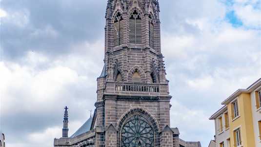 Nicht weit vom Place de Jaude, etwas Abseits vom Trubel der Innenstadt von Clermont-Ferrand befindet sich dieses historische Bauwerk: Église Saint-Eutrope historische bauwerke, frankreich, clermont-ferrand, saint-eutrope, kirche