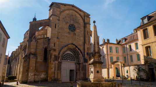 Wunderschön an einem historischen Platz thront die Kirche Notre-Dame. In unmittelbarer Nähe befindet sich der Tour Formage - Käseturm historische bauwerke, frankreich, cluny, kirche, notre-dame