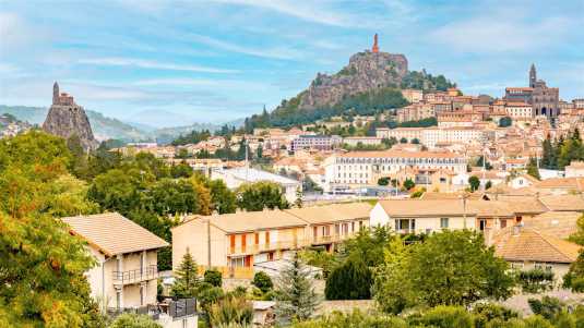 Zwei historische und absolut sehenswerte Kirchen rahmen diesen wunderschönen Ort ein historische bauwerke, frankreich, le puy-en-velay