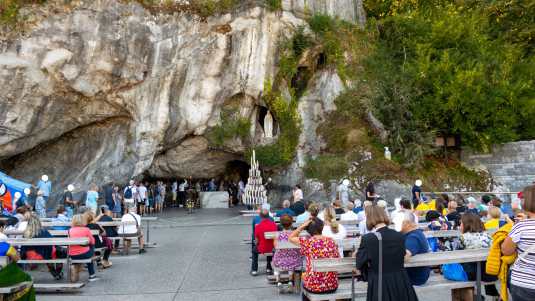 Die Grotte von Massabielle ist Ziel von Millionen Besuchern jedes Jahr und ist die bedeutendste Sehenswürdigkeit in Lourdes historische bauwerke, frankreich, lourdes, grotte, massabielle
