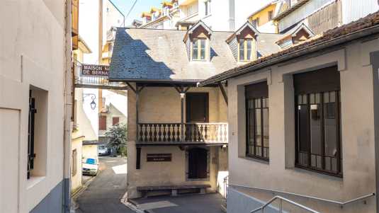 Ohne die Beschilderung würde wohl kaum jemand diese Sehenswürdigkeit in der Altstadt von Lourdes entdecken historische bauwerke, frankreich, lourdes, maison natale de bernadette, geburtshaus der bernadette