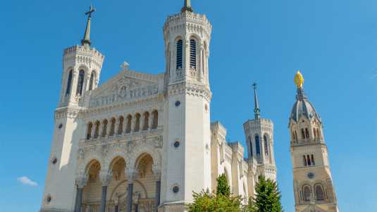 Auf dem Hügel Fourvére befand sich das römische Forum der Stadt Lugdunum (Lyon). Bereits im 12. Jahrhundert gab es an gleicher Stelle einen Vorgängerbau der heutigen Basilika historische bauwerke, frankreich, lyon, basilika, notre-dame de fourvere