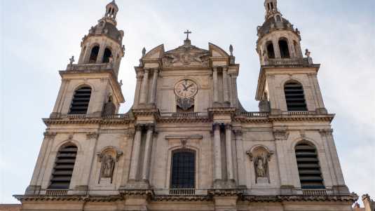 Die barocke Fassade der Kathedale von Nancy ist ein Highlight des historischen Bauwerks historische bauwerke in nancy, kathedrale