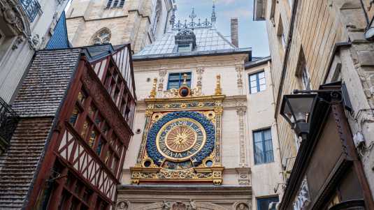 Das Gros Horloge ist ein wunderschöne astronomische Uhr auf einem historischen Stadttor in Rouen Historische Bauwerke in Rouen, Gros Horloge
