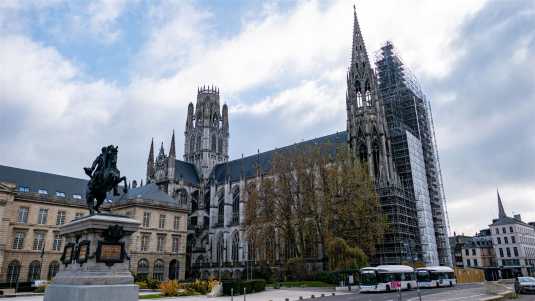 Auf einem großen Platz mit einem Reiterstandbild befindet sich die Kirche Saint-Ouen Historische Bauwerke in Rouen, Saint Ouen