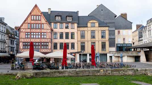 An der Stelle des Scheiterhaufens der Jungfrau von Orleans befindet sich heute eine Gedenkstelle Historische Bauwerke in Rouen, Vieux Marche