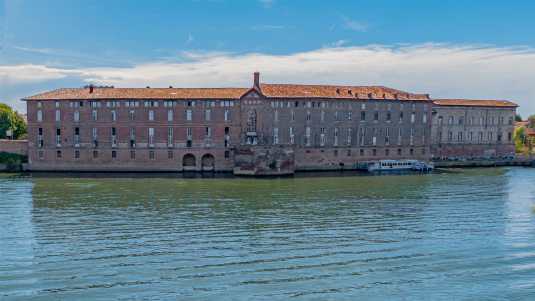 Ein alter Brückenkopf an dem Hôtel Dieu Saint Jacques zeigt, wo früher die Garonne in Toulouse überquert werden konnte historische bauwerke, frankreich, toulouse, hotel dieu saint jacques