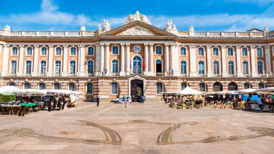 Die Fassade des Capitole aus dem 18. Jahrhundert besteht aus dem berühmten rosa Backstein, für den Toulouse und seine historischen Bauwerke bekannt sind historische bauwerke, frankreich, toulouse, Musée des Augustins