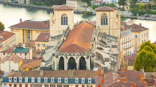 Blick von Westen auf die Kathedrale von Vienne, die ein bedeutendes historisches Bauwerk ist historische bauwerke, frankreich, vienne, kathedrale, saint-maurice