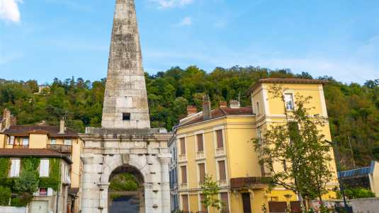 Ein historisches Bauwerk in Vienne, welches geheimnissvoller nicht sein könnte historische bauwerke, frankreich, vienne, pyramide, pyramid de vienne