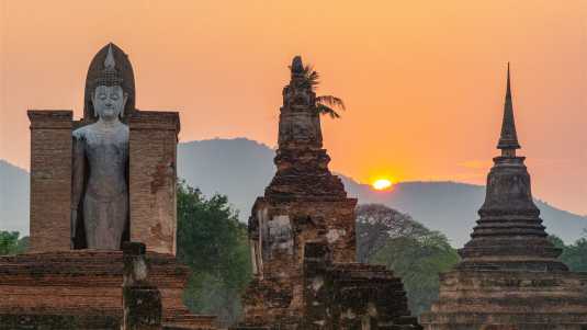 Sonnenuntergang in Sukothai sukothai, thailand, historisches bauwerk