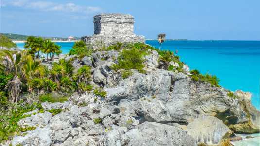 Tulum ist ein beliebter Touristenort an der Riviera Maya und eine der wichtigsten Sehenswürdigkeiten Mexikos Historische Bauwerke, Mexiko, Tulum, Sehenswürdigkeiten. Kultur und Baden