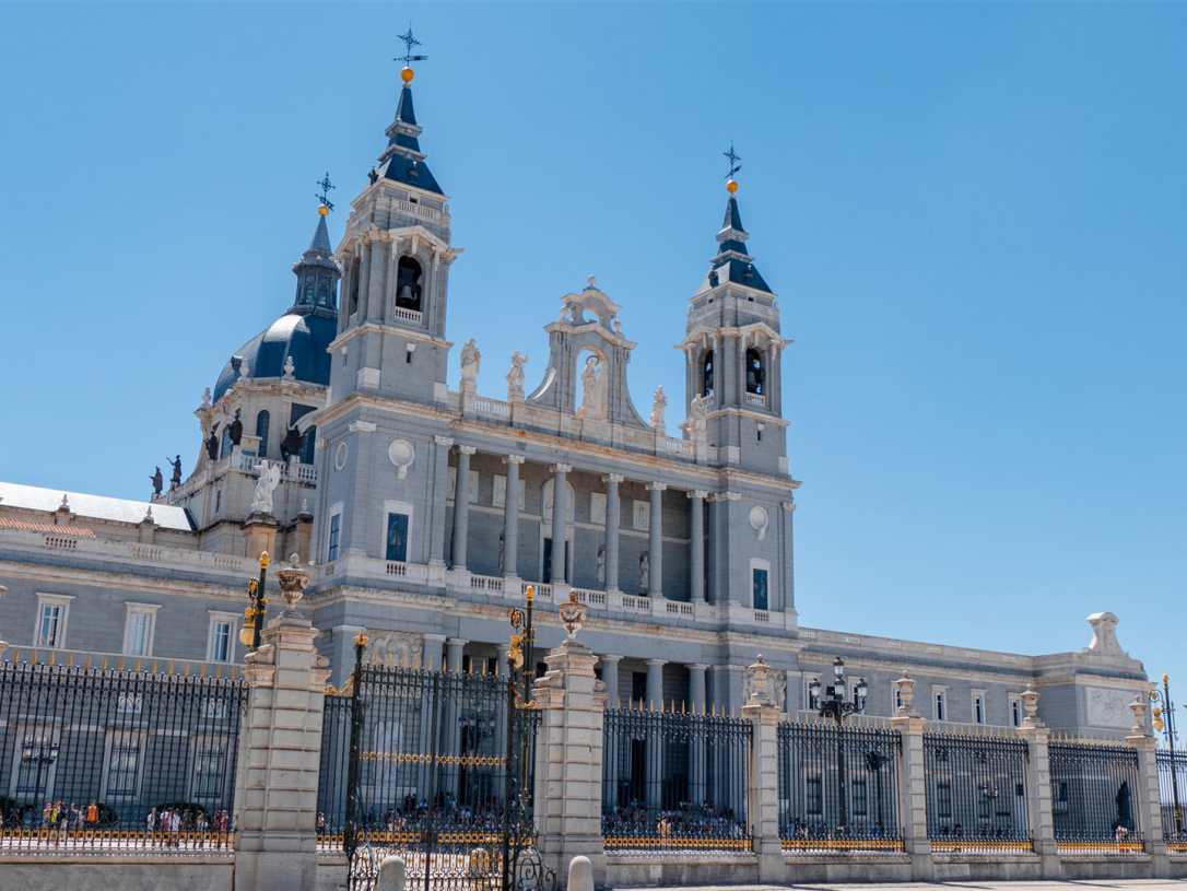 historische bauwerke, spanien, madrid, almudena kathedrale