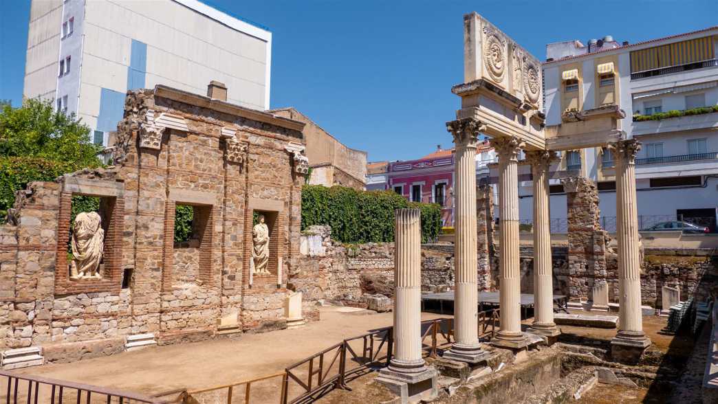 In Mérida gibt es zahlreiche Sehenswürdigkeiten aus der römischen Epoche der Extremadura. Der Portikus des Forums zählt zu den bedeutendsten historische bauwerke, spanien, mérida, portikus, römisches forum