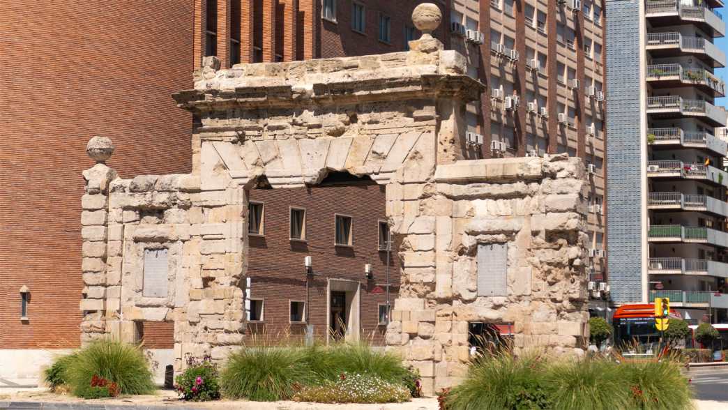 Die Puerta del Carmen bildete als Teil der Stadtmauer das südwestliche Ende der Altstadt von Saragossa historische bauwerke, spanien, saragossa, puerta del carmen