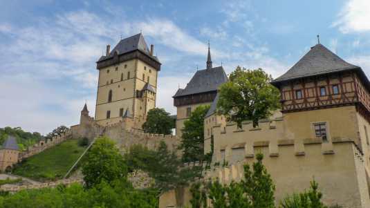Majästetisch thront die Burg karlstejn auf einem Felsen, der die Region westlich von Prag überragt Historische Bauwerke, Karlstejn, Tschechien, Burg