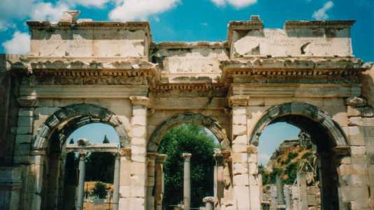Noch heute beeindruckt das alte Stadttor seine Besucher. Ein weiteres Highlight der Ausgrabungsstätte sind die Reste des Artemis-Tempels und des großen Theaters Historische Bauwerke, Türkei, Ephesos, Ephesus, Antike, Sehenswürdigkeit